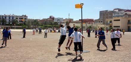 وفد هولندي يلقن مبادئ رياضة الكورفبال لتلاميذ طارق بن زياد بالناظور