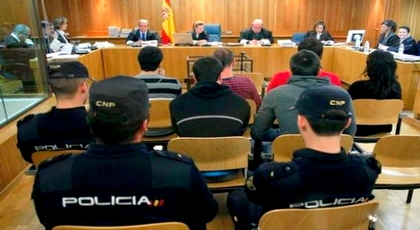 عقوبات قاسية تنتظر مغربيين "رجما" مثليا في برشلونة عقوبات قاسية تنتظر مغربيين "رجما" مثليا في برشلونة