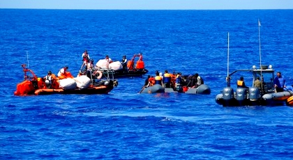 عناصر البحرية الملكية تنقذ 55 مهاجرا أبحروا من سواحل سيدي عابد بالحسيمة عناصر البحرية الملكية تنقذ 55 مهاجرا أبحروا من سواحل سيدي عابد بالحسيمة