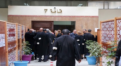 محامي الدولة يفاجئ الجميع بمطالبته المحكمة بإنهاء عزلة الزفزافي في زنزانة انفرادية محامي الدولة يفاجئ الجميع بمطالبته المحكمة بإنهاء عزلة الزفزافي في زنزانة انفرادية