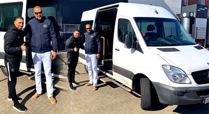 البطل العالمي عزيز قلاح يتبرع لجمعية مرضى دعم السرطان بالدريوش بحافلة خاصة لنقل المرضى لمراكز الاستشفاء البطل العالمي عزيز قلاح يتبرع لجمعية مرضى دعم السرطان بالدريوش بحافلة خاصة لنقل المرضى لمراكز الاستشفاء