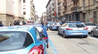 الأمن الإيطالي يتدخل بالأسلحة النارية في القنصلية المغربية بِتورينو الأمن الإيطالي يتدخل بالأسلحة النارية في القنصلية المغربية بِتورينو