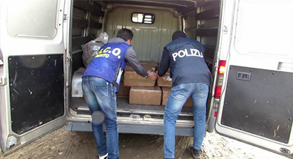 اعتقال مغربي بحوزته 151 كلغ من الحشيش مخبأة بسيارته بإسبانيا اعتقال مغربي بحوزته 151 كلغ من الحشيش مخبأة بسيارته بإسبانيا