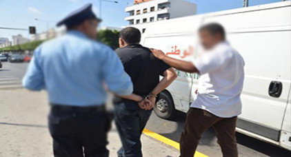 برلماني مسخوط الوالدين.. استأجر منحرفين لإخراج أمه من فيلتها بالقوة ورميها في الشارع برلماني مسخوط الوالدين.. استأجر منحرفين لإخراج أمه من فيلتها بالقوة ورميها في الشارع