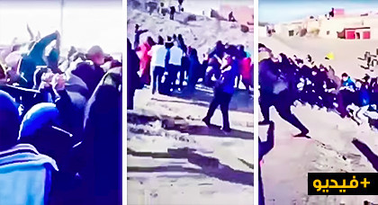 فيديو مفجع.. محتجون بجرادة يقيدون أنفسهم بالسلاسل ويتقدمون إلى الشرطة مطالبين باعتقالهم جميعا فيديو مفجع.. محتجون بجرادة يقيدون أنفسهم بالسلاسل ويتقدمون إلى الشرطة مطالبين باعتقالهم جميعا