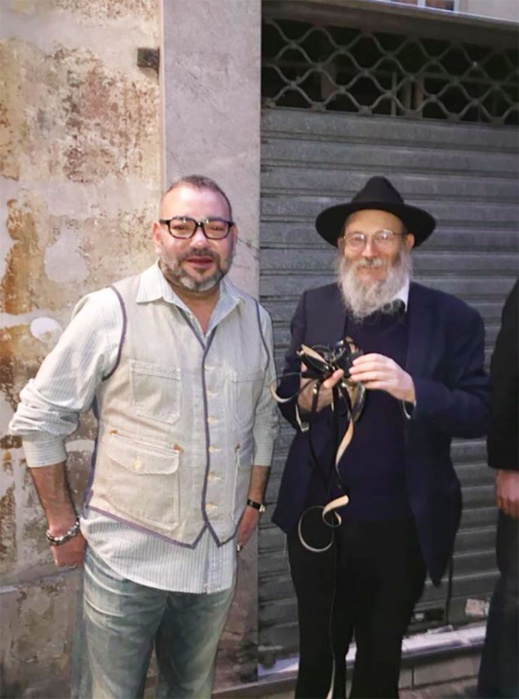 الملك يقتني نظارات من محل يهودي بباريس ويبهرهم بمعرفته الواسعة بالديانة اليهودية الملك يقتني نظارات من محل يهودي بباريس ويبهرهم بمعرفته الواسعة بالديانة اليهودية