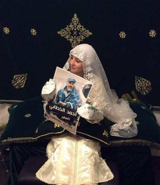 عروس ريفية تحمل صورة "سفير الحراك" ليلة الحناء تثير إعجاب نشطاء ورواد الفيسبوك عروس ريفية تحمل صورة "سفير الحراك" ليلة الحناء تثير إعجاب نشطاء ورواد الفيسبوك