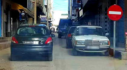 الدريوش.. فايسبوكيون غاضبون من سائق سيارة تابعة للبلدية بسبب اختراقه لقانون السير الدريوش.. فايسبوكيون غاضبون من سائق سيارة تابعة للبلدية بسبب اختراقه لقانون السير