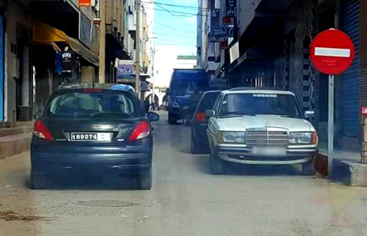الدريوش.. فايسبوكيون غاضبون من سائق سيارة تابعة للبلدية بسبب اختراقه لقانون السير