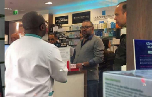 شاهدوا صور جديدة للملك محمد السادس داخل صيدلية بفرنسا تثير إعجاب المغاربة شاهدوا صور جديدة للملك محمد السادس داخل صيدلية بفرنسا تثير إعجاب المغاربة