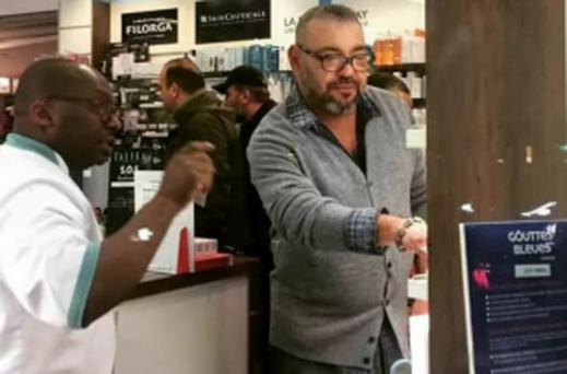 شاهدوا صور جديدة للملك محمد السادس داخل صيدلية بفرنسا تثير إعجاب المغاربة شاهدوا صور جديدة للملك محمد السادس داخل صيدلية بفرنسا تثير إعجاب المغاربة