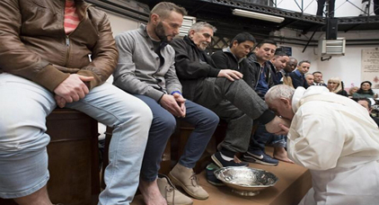 بابا الفاتيكان يغسل ويقبل أقدام سجينين مغربيين بابا الفاتيكان يغسل ويقبل أقدام سجينين مغربيين