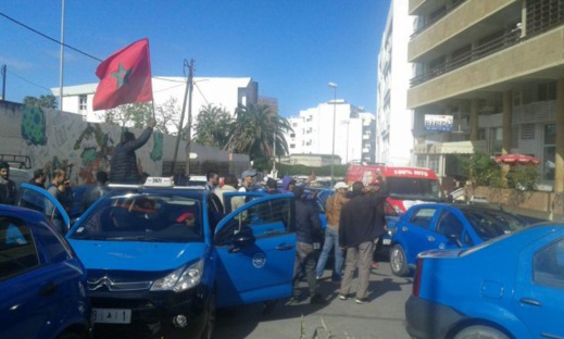 غريب.. أصحاب الطاكسيات محتجين حدا مقر هيت راديو حيث مومو عايرهوم فراديو غريب.. أصحاب الطاكسيات محتجين حدا مقر هيت راديو حيث مومو عايرهوم فراديو