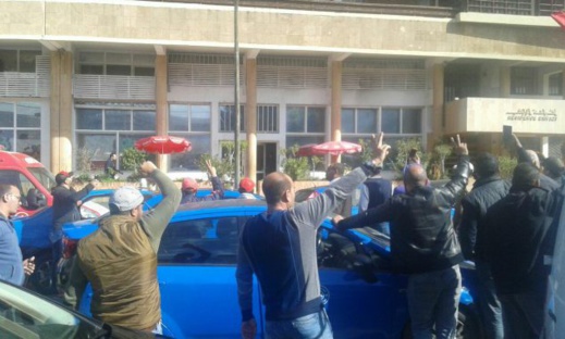 غريب.. أصحاب الطاكسيات محتجين حدا مقر هيت راديو حيث مومو عايرهوم فراديو غريب.. أصحاب الطاكسيات محتجين حدا مقر هيت راديو حيث مومو عايرهوم فراديو