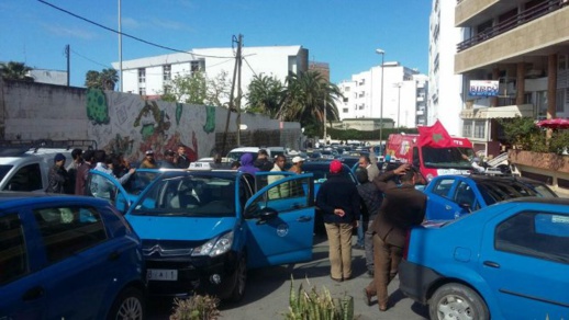 غريب.. أصحاب الطاكسيات محتجين حدا مقر هيت راديو حيث مومو عايرهوم فراديو غريب.. أصحاب الطاكسيات محتجين حدا مقر هيت راديو حيث مومو عايرهوم فراديو