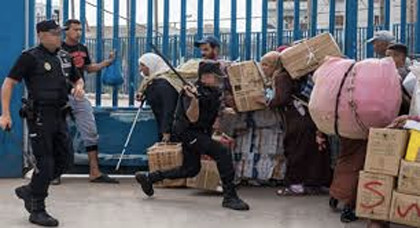 السلطات الإسبانية تقرر إنهاء مشهد الحمالات في المعابر وسط خوف في صفوف ممتهنات التهريب حول مستقبلهن السلطات الإسبانية تقرر إنهاء مشهد الحمالات في المعابر وسط خوف في صفوف ممتهنات التهريب حول مستقبلهن