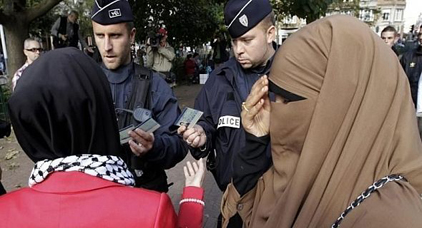 تزامنا ويوم "عاقب مسلما".. مسلمات يتوصلن برسائل تدعوهن إلى التخلي عن ارتداء الحجاب تزامنا ويوم "عاقب مسلما".. مسلمات يتوصلن برسائل تدعوهن إلى التخلي عن ارتداء الحجاب