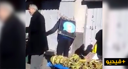 شاهدوا.. عامل اشهار يمتهن النشل والسرقة في سوق شعبي يثير ضجة على مواقع التواصل شاهدوا.. عامل اشهار يمتهن النشل والسرقة في سوق شعبي يثير ضجة على مواقع التواصل