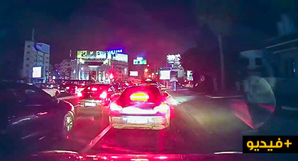 شاهد سائقا متهورا يخترق من على الرصيف طابورا من السيارات في تحد سافر لقانون السير شاهد سائقا متهورا يخترق من على الرصيف طابورا من السيارات في تحد سافر لقانون السير