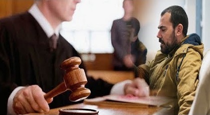 الزفزافي يعرض الملابس الداخلية للمعتقلين داخل المحكمة مطالبا بإخضاعها لخبرة جينية الزفزافي يعرض الملابس الداخلية للمعتقلين داخل المحكمة مطالبا بإخضاعها لخبرة جينية
