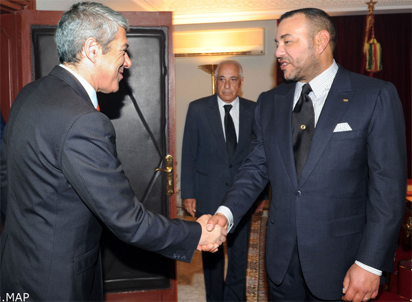 صاحب الجلالة يستقبل بالناظور الوزير الأول البرتغالي والسيد محمد نبيل بنعبد الله صاحب الجلالة يستقبل بالناظور الوزير الأول البرتغالي والسيد محمد نبيل بنعبد الله