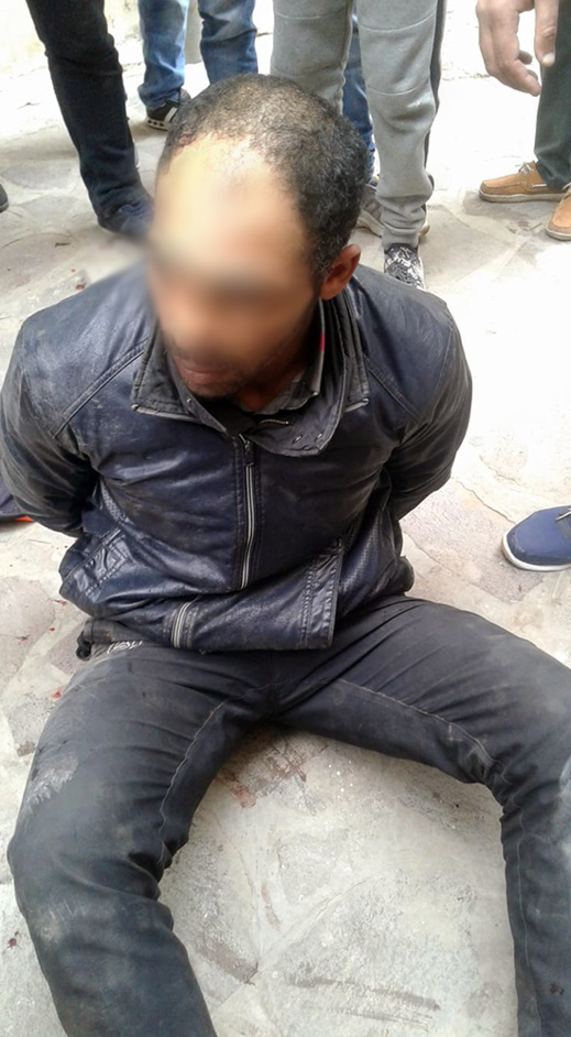 مواطنون يحاصرون متشردا بعدما طعن قاصرا بخنجر وأرسله إلى مستعجلات الناظور مواطنون يحاصرون متشردا بعدما طعن قاصرا بخنجر وأرسله إلى مستعجلات الناظور