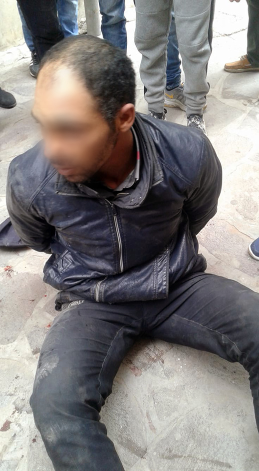 مواطنون يحاصرون متشردا بعدما طعن قاصرا بخنجر وأرسله إلى مستعجلات الناظور مواطنون يحاصرون متشردا بعدما طعن قاصرا بخنجر وأرسله إلى مستعجلات الناظور