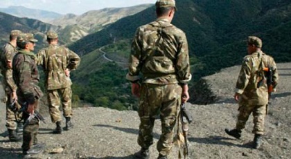 الجزائر تستنفر جيشها على الحدود مع المغرب وتجتمع بقيادات البوليساريو الجزائر تستنفر جيشها على الحدود مع المغرب وتجتمع بقيادات البوليساريو