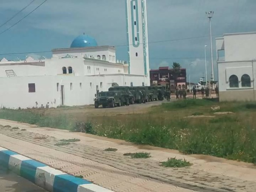 عربات عسكرية تقل عشرات الجنود المغاربة تحط الرحال في منطقة رأس الما عربات عسكرية تقل عشرات الجنود المغاربة تحط الرحال في منطقة رأس الما