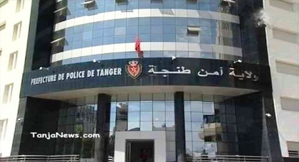 عناصر أمنية توقف شابا بعد أن أبلغت عنه فتاة بتهمة التحرش عناصر أمنية توقف شابا بعد أن أبلغت عنه فتاة بتهمة التحرش