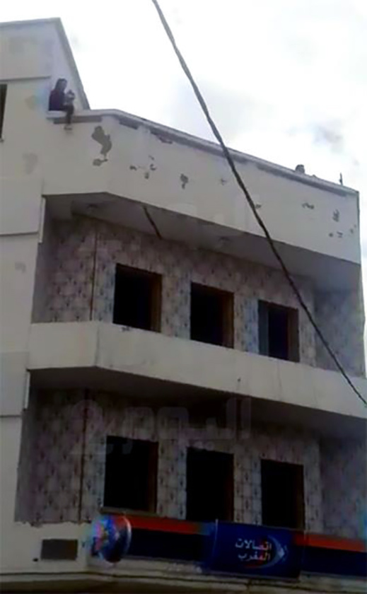 خطير.. أم لطفلين تهدد بإلقاء نفسها من علو شاهق من فوق منزل وسط أزغنغان خطير.. أم لطفلين تهدد بإلقاء نفسها من علو شاهق من فوق منزل وسط أزغنغان