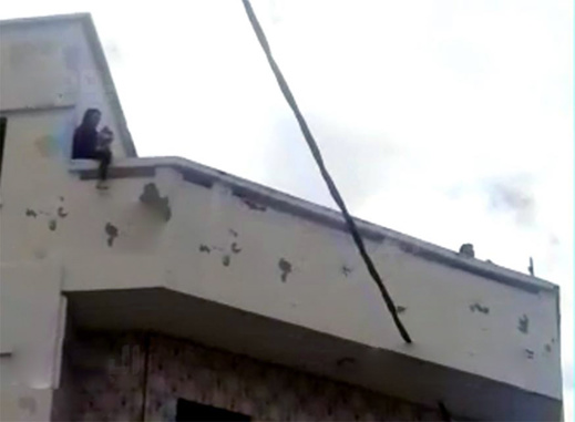 خطير.. أم لطفلين تهدد بإلقاء نفسها من علو شاهق من فوق منزل وسط أزغنغان خطير.. أم لطفلين تهدد بإلقاء نفسها من علو شاهق من فوق منزل وسط أزغنغان