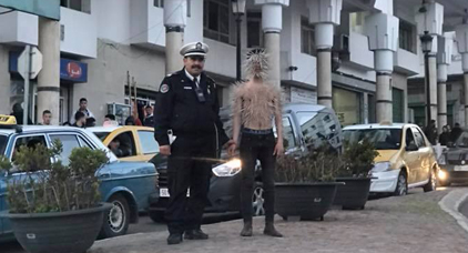 الشرطة تعتقل "رجل الشوك" بعدما اثارت تحركاته استغراب ساكنة تطوان الشرطة تعتقل "رجل الشوك" بعدما اثارت تحركاته استغراب ساكنة تطوان