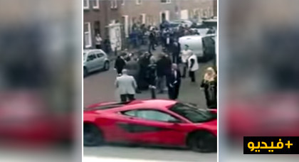 شاهدوا... عراك بين أفراد عائلة "كوبل" مغربي في هولندا يثير سخرية رواد مواقع التواصل شاهدوا... عراك بين أفراد عائلة "كوبل" مغربي في هولندا يثير سخرية رواد مواقع التواصل