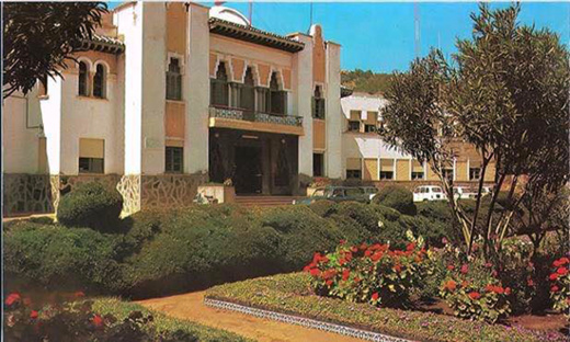 الناظور بين الماضي والحاضر.. هكذا كانت الساحة المحيطة بقصر البلدية وهذا مصيرها بعد زحف الاسمنت الناظور بين الماضي والحاضر.. هكذا كانت الساحة المحيطة بقصر البلدية وهذا مصيرها بعد زحف الاسمنت