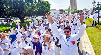 إضراب عام بجميع المستشفيات إحتجاجا على خوصصة القطاع وتهميش المواطنين إضراب عام بجميع المستشفيات إحتجاجا على خوصصة القطاع وتهميش المواطنين