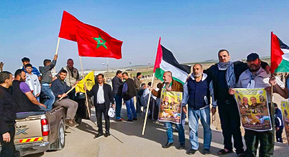 أسرة ريفية تقيم في غزة الفلسطينية تحتج على رفع علم البوليزاريو في مسيرة العودة أسرة ريفية تقيم في غزة الفلسطينية تحتج على رفع علم البوليزاريو في مسيرة العودة