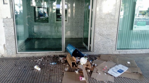 صور.. متشرد يعرض وكالة بنكية وسط الناظور للتخريب وتكسير واجهتها الأمامية صور.. متشرد يعرض وكالة بنكية وسط الناظور للتخريب وتكسير واجهتها الأمامية