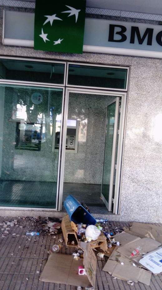 صور.. متشرد يعرض وكالة بنكية وسط الناظور للتخريب وتكسير واجهتها الأمامية صور.. متشرد يعرض وكالة بنكية وسط الناظور للتخريب وتكسير واجهتها الأمامية