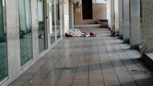 صور.. متشرد يعرض وكالة بنكية وسط الناظور للتخريب وتكسير واجهتها الأمامية