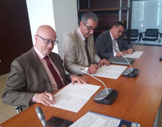 الناظوري "محمد عواج" يوشح بوسام الأكاديمي لدى وزارة "التعليم" بالجمهورية الفرنسية الناظوري "محمد عواج" يوشح بوسام الأكاديمي لدى وزارة "التعليم" بالجمهورية الفرنسية