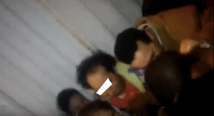 حضيو ولادكم.. مواطنين يحاصرون راجل وإمرأة بغاو إسرقو دري صغير من قدام روض حضيو ولادكم.. مواطنين يحاصرون راجل وإمرأة بغاو إسرقو دري صغير من قدام روض