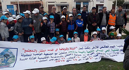 جمعويون يزينون ساحة "الشريف محمد أمزيان" وسط أزغنغان بجداريات بيئية جمعويون يزينون ساحة "الشريف محمد أمزيان" وسط أزغنغان بجداريات بيئية