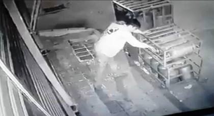 اعتقال شاب أضرم النار في قنينات غاز في الشارع العام اعتقال شاب أضرم النار في قنينات غاز في الشارع العام
