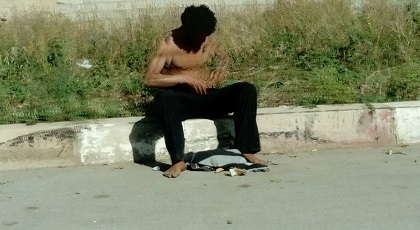 بعد ظاهرة الدواب.. مختل عقلي يجوب شوارع بني أنصار متجردا من ملابسه وسط تجاهل تام للمسؤولين