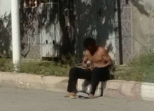 بعد ظاهرة الدواب.. مختل عقلي يجوب شوارع بني أنصار متجردا من ملابسه وسط تجاهل تام للمسؤولين بعد ظاهرة الدواب.. مختل عقلي يجوب شوارع بني أنصار متجردا من ملابسه وسط تجاهل تام للمسؤولين