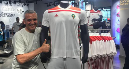 مغاربة يهاجمون قميص المنتخب المغربي في المونديال... ومدافع سابق يتهم أديداس بالسخرية من البلد مغاربة يهاجمون قميص المنتخب المغربي في المونديال... ومدافع سابق يتهم أديداس بالسخرية من البلد