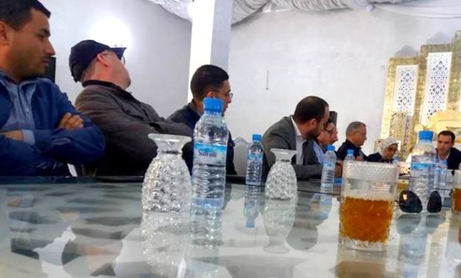 بالصور.. حزب أخنوش يستفز المقاطعين من الناظور ويروج لقنينات "سيدي علي" ضمن لقاء حزبي بالصور.. حزب أخنوش يستفز المقاطعين من الناظور ويروج لقنينات "سيدي علي" ضمن لقاء حزبي