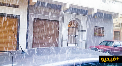 شاهدوا تساقط ثلوج "التبروري" بكثافة وسط أرجاء مدينة الناظور