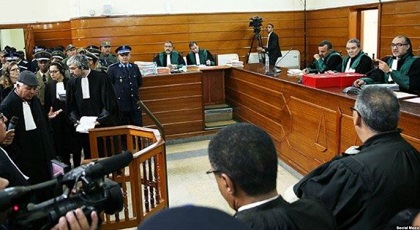 المهداوي ينتفض ويصف الحكومة بـ "العصابة" ويفاجئ القاضي بكونه من خدام الدولة المهداوي ينتفض ويصف الحكومة بـ "العصابة" ويفاجئ القاضي بكونه من خدام الدولة